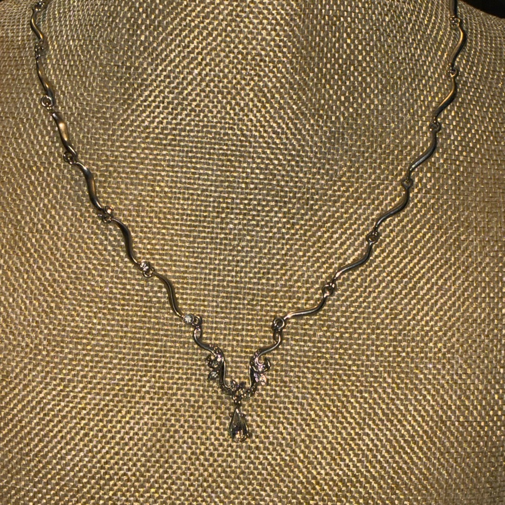 Elegant Silver Necklace with Teardrop Pendant